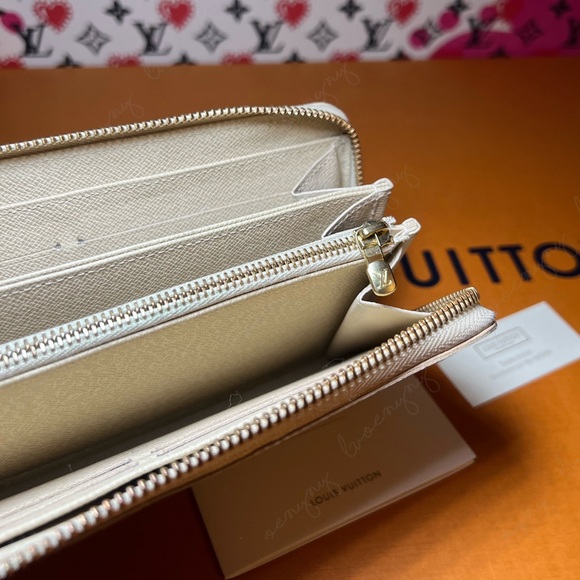 Like new! Zippy Wallet in azur - Picture 8 of 15